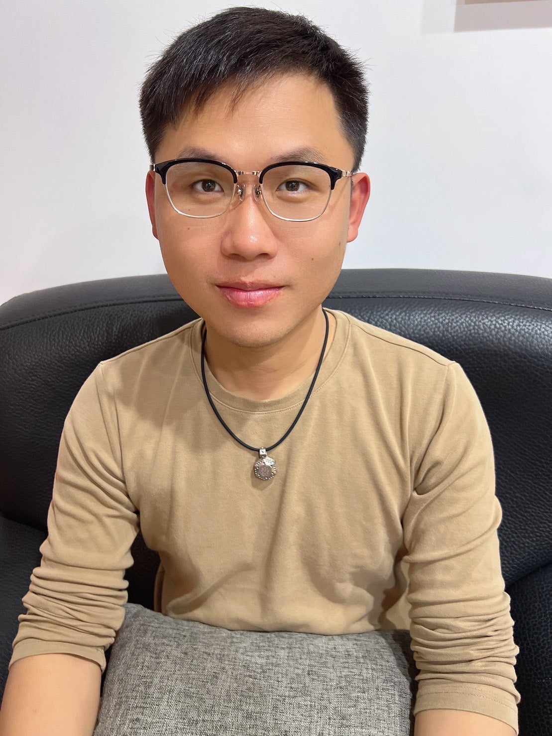 When I first received Wisdomware, I thought the appearance was great. In the first one to two weeks of wearing it, I had frequent dreams at night, especially before the third week, where the frequency and some scattered thoughts kept flooding into my body. It's only now that I've started to feel balanced and calm. My body feels light, and I'm sleeping very well at night. It's amazing how much my energy and complexion have visibly improved. I'm very grateful to Wisdomware for helping to adjust my body☺️.