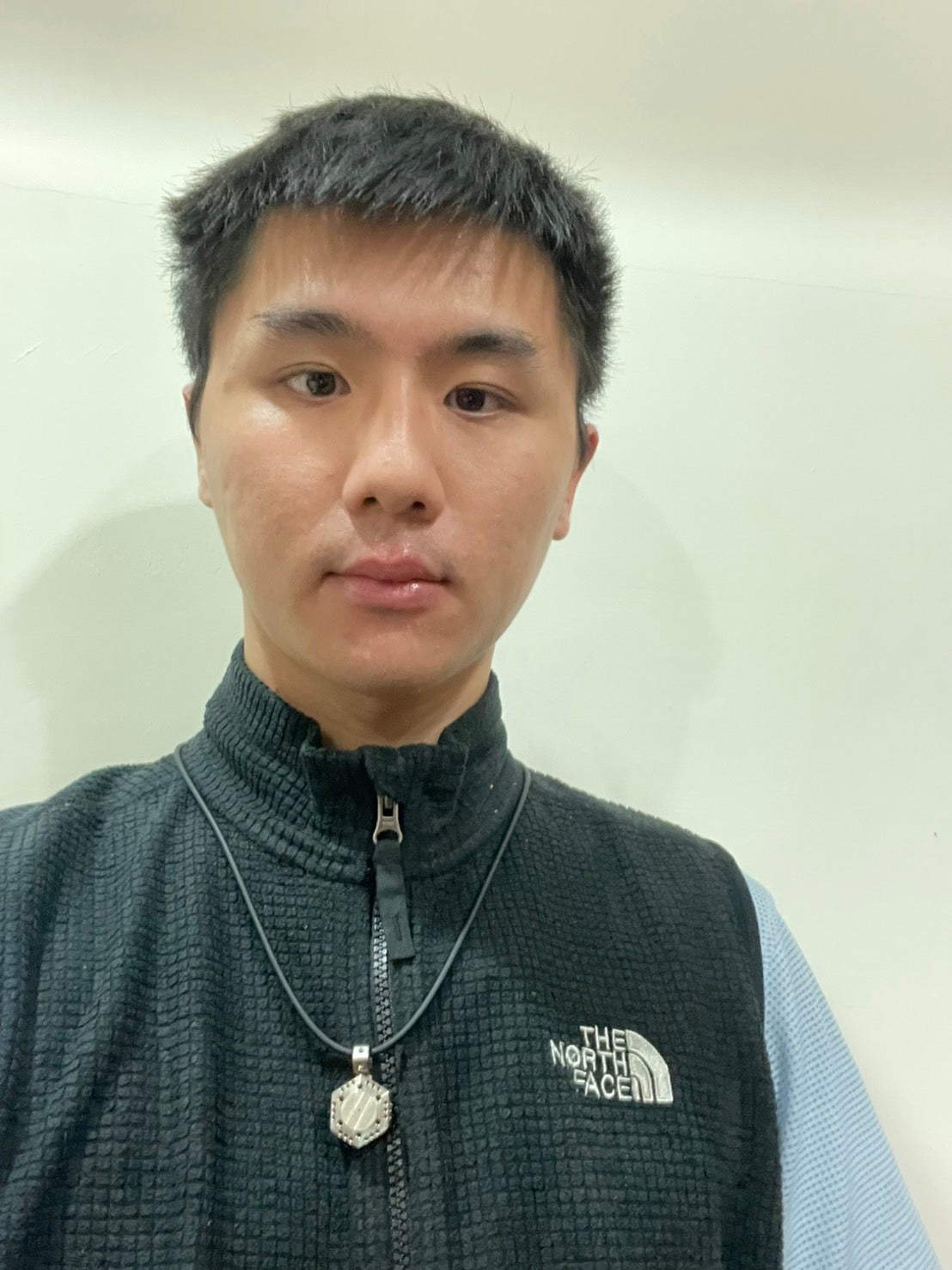 When I first saw the Titanium Wisdomware on the official website, I felt a sense of calm and relaxation, so I quickly decided to place an order. On the morning of my departure abroad (11/16), I finally received the product just before heading to the airport. After putting on the Titanium Wisdomware, I noticed that my senses and self-awareness became sharper. After wearing it for a while, the feeling seemed to become more concrete, like a vertical cylindrical energy expanding outward from the center. Overall, the Titanium Wisdomware helps to enhance awareness and aids in relaxation and mental calmness.